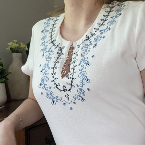 Vintage Embroidered Tee - Picture 4 of 6